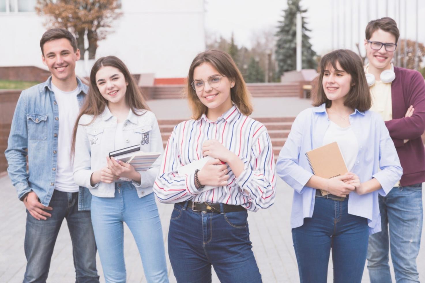 Equipo colaborativo trabajando en formación empresarial financiera