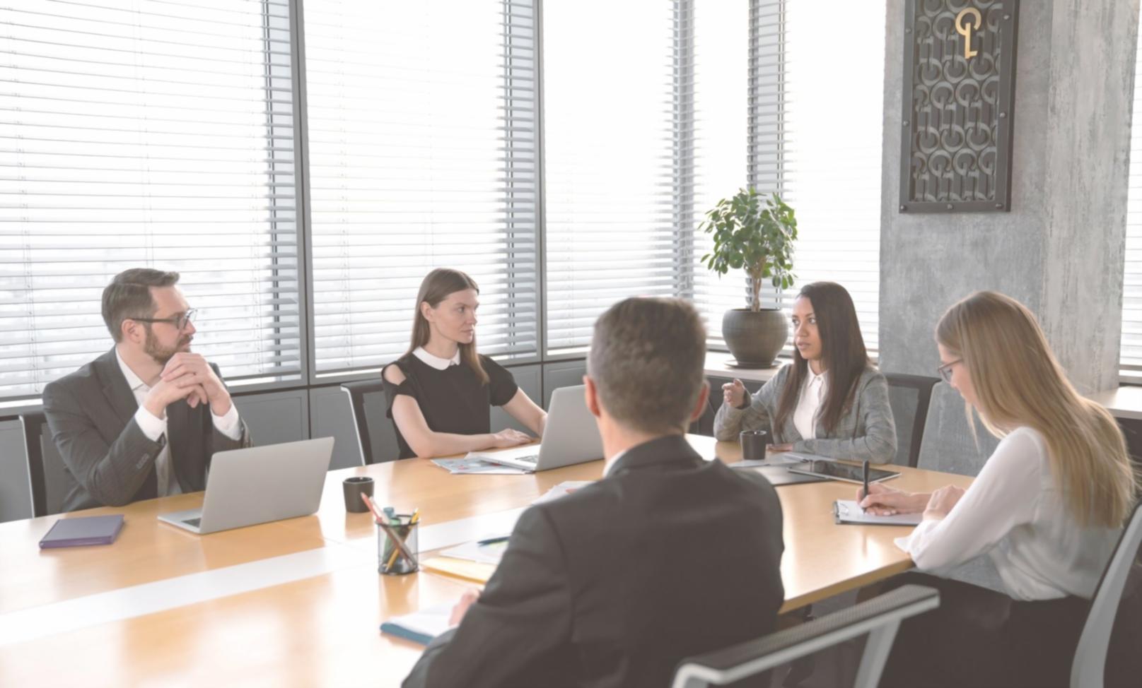 Persona preparándose para estudiar finanzas empresariales
